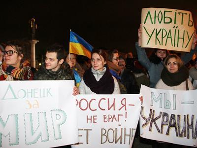 В центре Донецка собралось около 15 тысяч людей