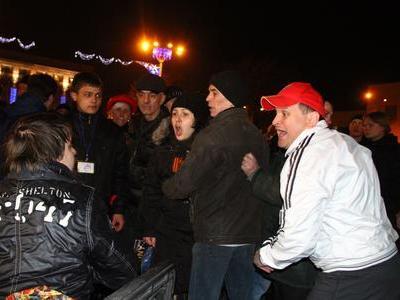 Кровь в центре Донецка: сторонники федерализации ударили с тыла (ФОТО + ВИДЕО)