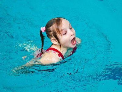 В воде Вероника Коржова похожа на маленького дельфинчика!