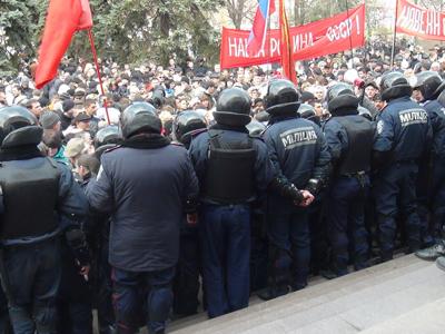 Митингующие штурмовали фабрику "Рошен" и автобус с "бандеровцами" (ФОТО)