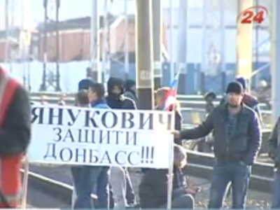 С криками "Путин, забери нас!" митингующие бросались на рельсы (ВИДЕО)
