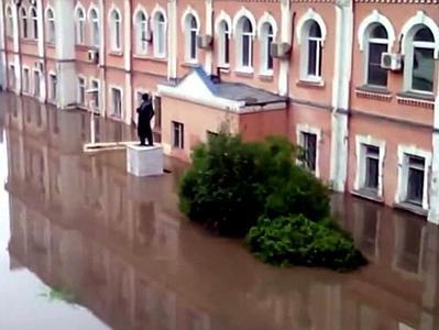 В Перми фекалиями затопило  железную дорогу, а местный завод  - до окон первого этажа (ВИДЕО)