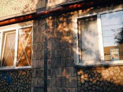Типичные окна Донецка: заклеенные крест-на-крест, с иконками...