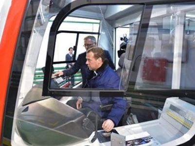 Дмитрий Медведев водил  трамвай. Селфи не делал