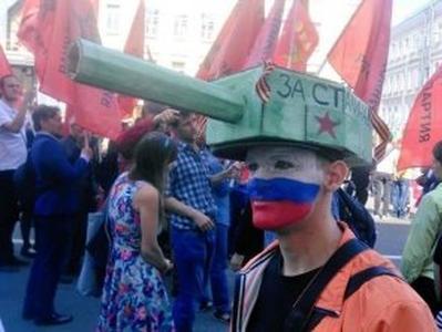 "Победобесие" головного мозга - 9 мая россияне надели на голову танки (ФОТО)
