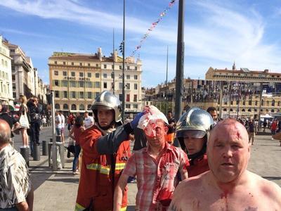 Российские и английские футбольные фанаты устроили жесткую драку в Марселе перед матчем (ВИДЕО)