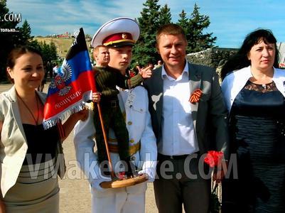 Фото дня: участники праздника на Саур-Могиле фотографировались с "куклой"  Захарченко