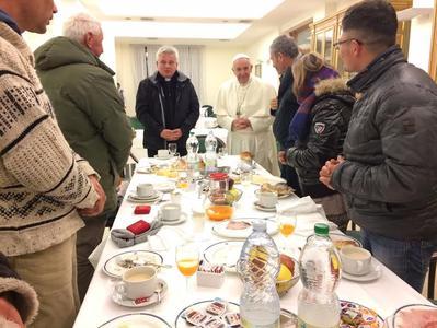 Завтрак с бездомными, подсолнухи и праздничная месса - Папа римский отмечает юбилей (ФОТО)