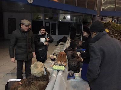 Нардеп Ляшко поделился новогодней едой с киевскими бездомными (ФОТО)
