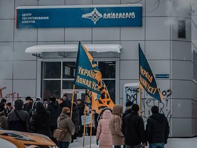 В Киеве начали громить офисы Ахметова