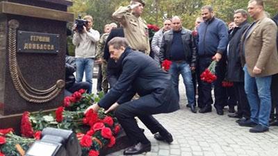 «Ихтамнеты» - террористы БОРОДАЙ и ЗАХАРЧЕНКО, а также советник Путина - СУРКОВ - открывают в Ростове памятник российским наёмникам, убитым на Донбассе.