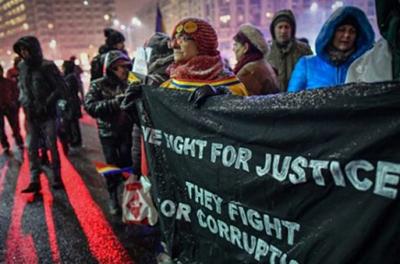 Румынию захлестнули протесты: люди требуют отставки министра юстиции