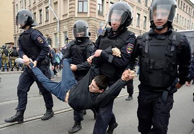 "Путин вор", 1000 задержанных и сумасшедший Жириновский: итоги дня выборов в России