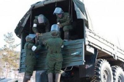 Боевиков «ДНР» уличили в погрузке ящиков с боеприпасами возле границы с РФ