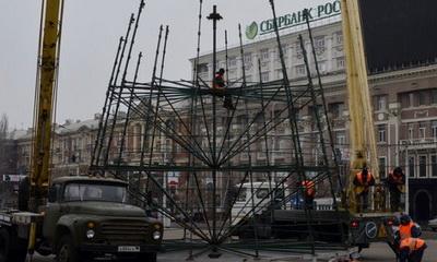 В Донецке начали устанавливать новогоднюю елку