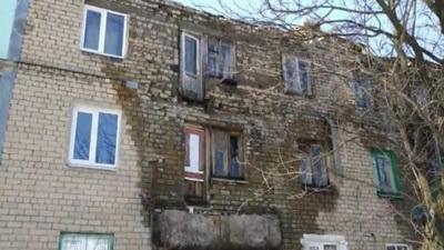 В Макеевке существует угроза обрушения жилого дома: два балкона уже обвалились. ВИДЕО