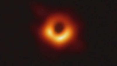 Астрономы показали черную дыру в прямом эфире (ВИДЕО)
