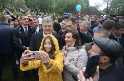 «Как не стыдно?»: Порошенко набросился на украинца на глазах у толпы