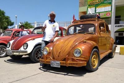 Перуанский плотник сделал деревянный Volkswagen Beetle
