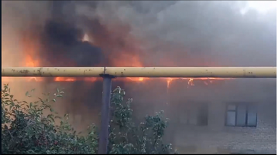 В Донецке мощный пожар на территории завода