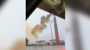 Из трубы валил оранжево-черный дым: в России произошла новая катастрофа на заводе – видео ЧП  