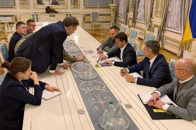Будто играют в "морской бой": сеть взбудоражили фото встречи Зеленского с силовиками по Донбассу