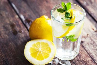 Диетолог рассказала о пользе воды с лимоном по утрам