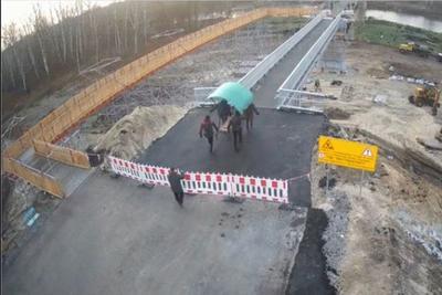 С нового моста в Станице Луганской украли лавку (ВИДЕО)
