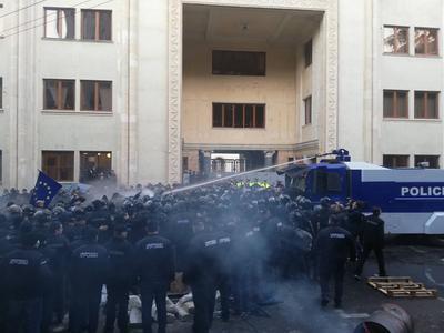 В Тбилиси спецназ разогнал протестующих под парламентом