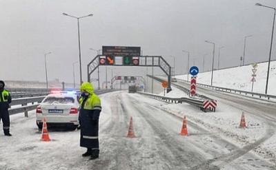 Крымский мост закрыли из-за сильного снегопада (ВИДЕО)