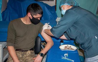 На Донбассе началась вакцинация военнослужащих ООС