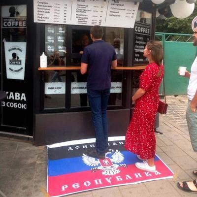 У входа в львовскую кофейню постелили флаг "ДНР"
