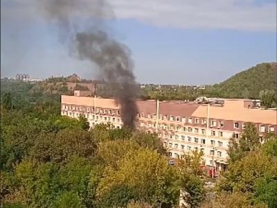 Возле больницы Вишневского в Донецке загорелась машина скорой помощи