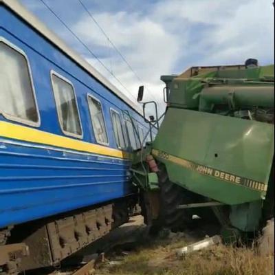 Поезд "Бахмут-Львов" столкнулся с комбайном