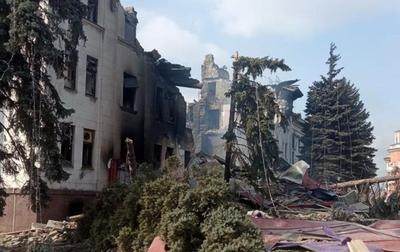 Из-под завалов Драмтеатра в Мариуполе вывели 130 человек