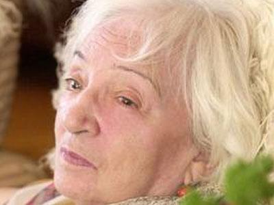 85-летняя Татьяна Лиознова неудачно оступилась, упала и получила травму позвоночника.