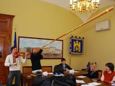 Во время пресс-конференции участники группы «Коралли» продемонстрировали силу трембиты и нежность скрипки. (Фото www.zik.com.ua)