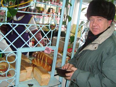 В магазинчике при снежнянском хлебокомбинате хлеб «Бурозский» - самый популярный. В начале прошлого года (до подорожания) он был копеек на 30 дешевле.