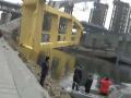 Гигантский кран "Захарий" рухнул в Днепр (ВИДЕО)