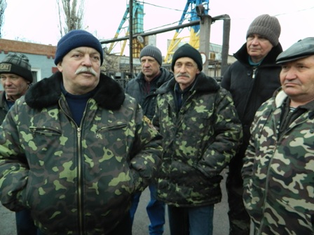 В Донецкой области казаки не дают военным вывозить оружие Sklad2