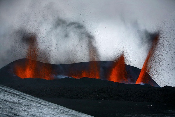 http://donbass.ua/multimedia/images/content/2010/03/24/Eyjafjallajokull-Iceland-volcano-5.jpg