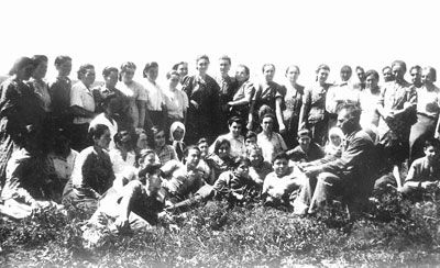 1944 год:  работники колхоза им.Чкалова собрались, чтобы услышать от бригадира В. Гудина сводку с фронта. Короткая передышка, а потом опять трудовой бой...