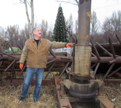 Игорь Кузнецов: Вот в этот остов вставляли полторы сотни живых деревьев. 
