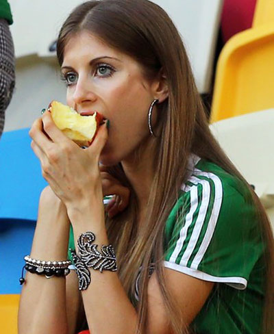 А вот девушка защитника немецкой сборной Матса Хуммельса, Кэти Фишер, хрустела вкусным и полезным яблочком на матче против Дании в том же Львове.