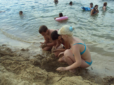 Песчаные пляжи на Голубых озерах прекрасно подходят для детского творчества у воды.