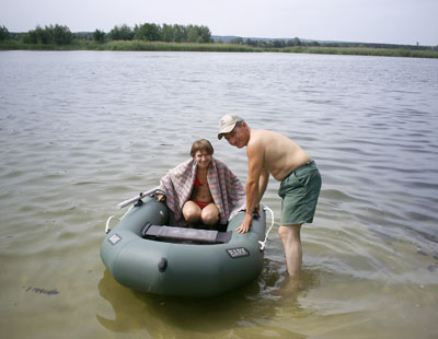 Сергей Захаров решил показать дочери Анастасии живописные места Бакаев с лодки.
