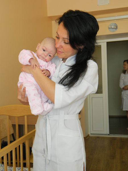 Медсестра педиатрического отделения артёмовской детской больницы Татьяна Гусакова держит на руках «потяжелевшего» на 600 граммов Максимку.