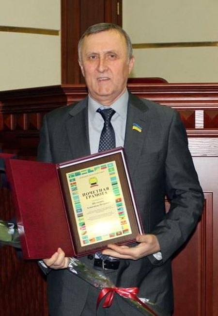 На одной из сессий облсовета Александр Шуткевич был награждён грамотой за добросовестный труд, профессионализм, весомый личный вклад в социально-экономическое развитие Донецкого региона.