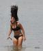 Девушка купается в озере Онтарио в Торонто во время 30-ти градусной жары.