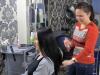 Стилист-парикмахер Оксана Долгопятова проводит кератиновое восстановление волос.